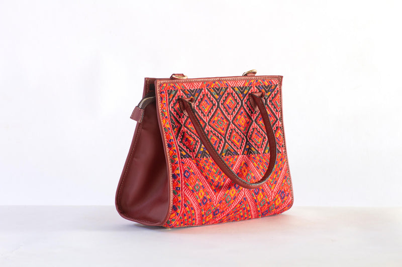 Bolso de Piel y Huipil de Nahualá cuero corinto