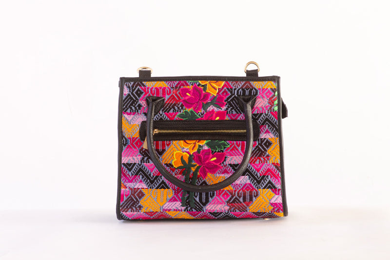 Tasche aus Leder und Huipil von Quetzaltenango mit Blumen