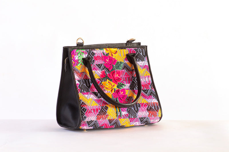 Tasche aus Leder und Huipil von Quetzaltenango mit Blumen