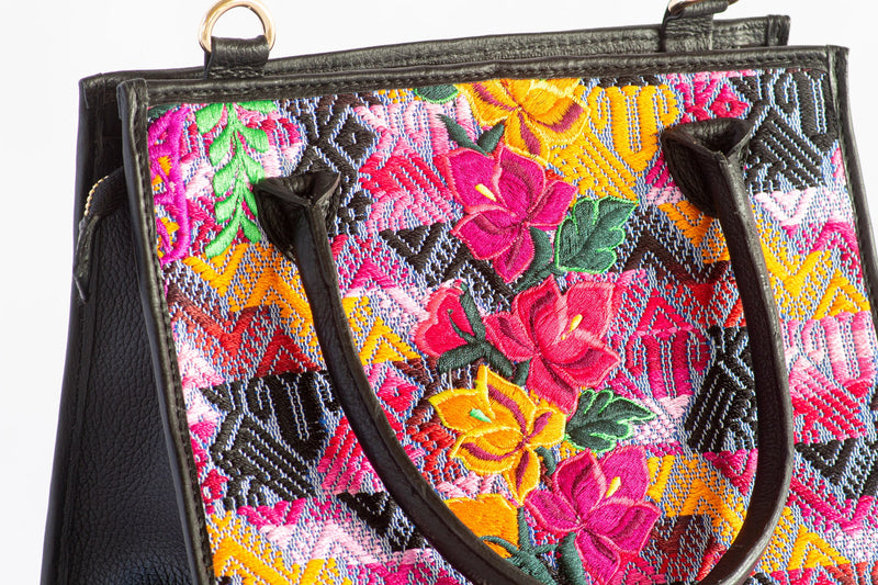 Tasche aus Leder und Huipil von Quetzaltenango mit Blumen