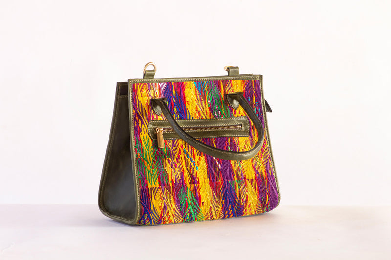 Bolso de Piel y Huipil de San Juan Sacatepequez