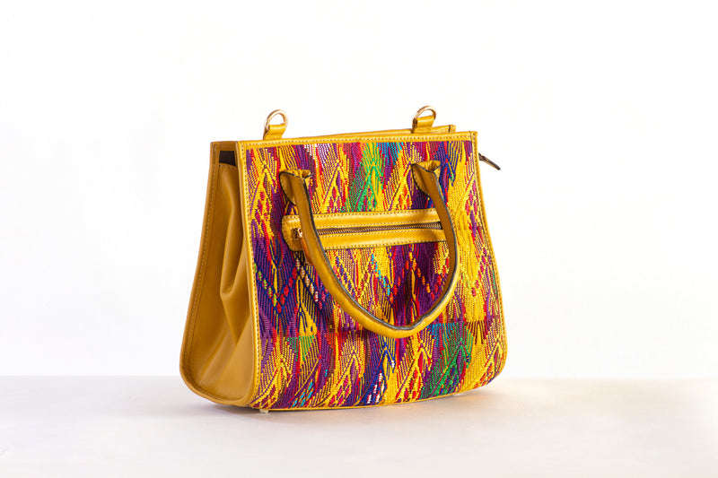 Ledertasche und Huipil von San Juan Sacatepequez