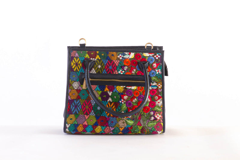 Bolso de Piel y Huipil  de Tactic con flores