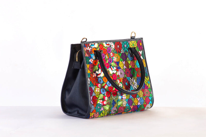 Bolso de Piel y Huipil  de Tactic con flores