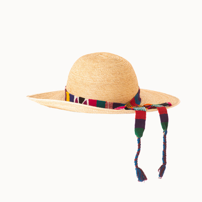 Sombrero playero con detalles rojo y verde